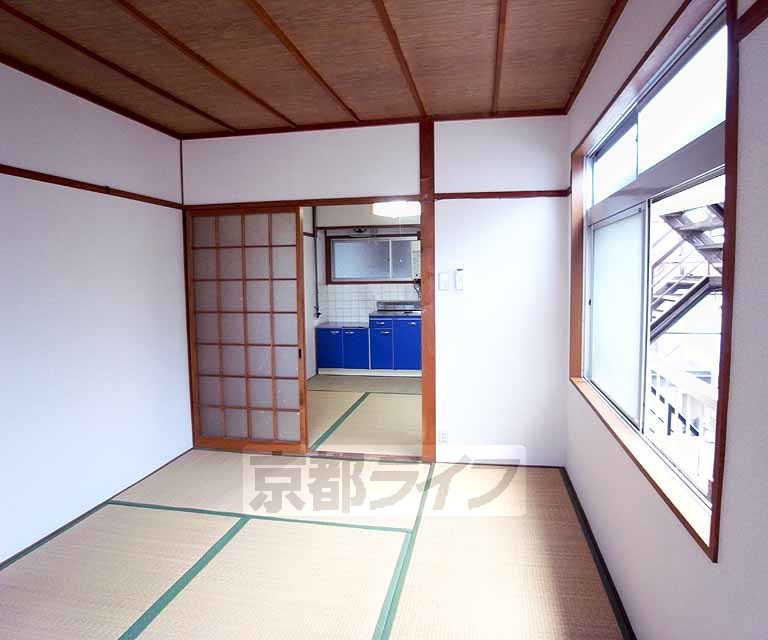 居室・リビング　明るい畳の居住空間