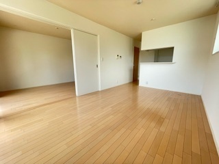 居室・リビング　ベランダ側からのリビングです