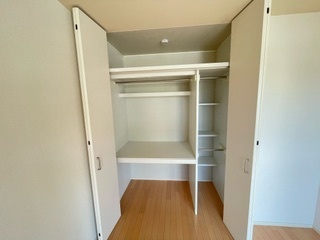 収納　リビング横洋間の収納です