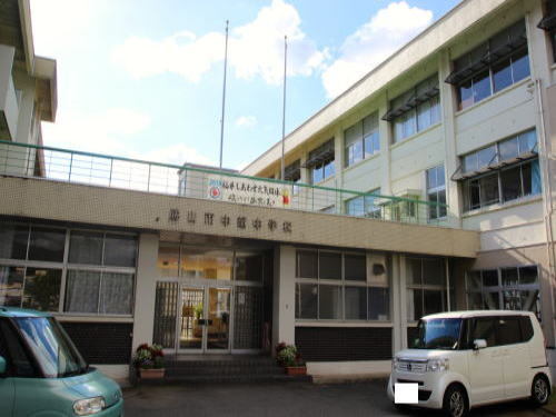 中学校　勝山中部中学校（中学校）まで400m