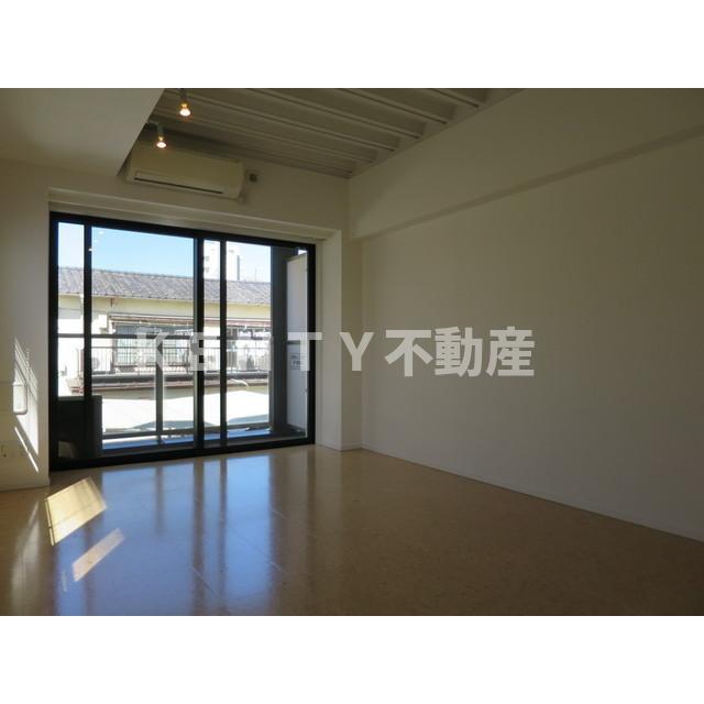 その他部屋・スペース　開放的な寝室です