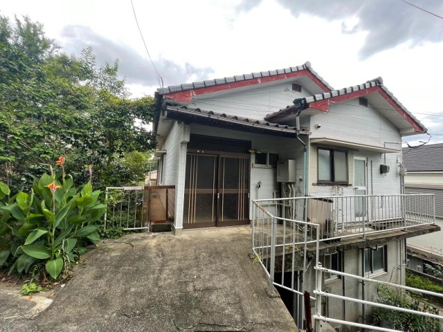 建物外観　戸建の2階部分になります。約50坪の広い庭付きです！