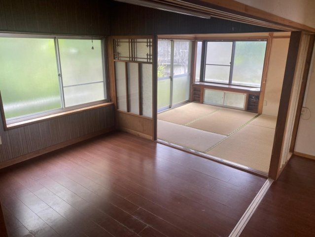 居室・リビング　日当たりのよいリビング、隣接している庭が見渡せます！