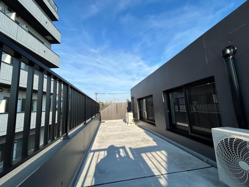 バルコニー　暖かな日差しのふりそそぐバルコニー