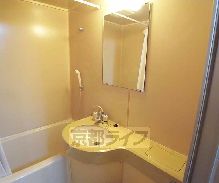 洗面設備　鏡もついています