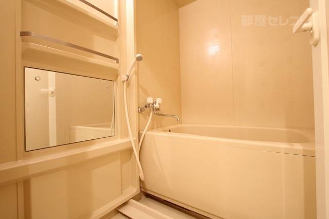 バス・シャワールーム　綺麗な棚付きのお風呂です