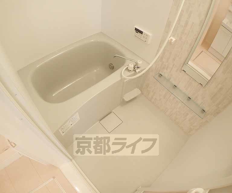 バス・シャワールーム　清潔感のあるバスルームです。