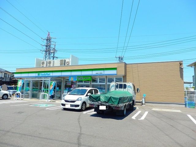 コンビニ　ファミリーマート東員町六把野店（コンビニ）まで700m