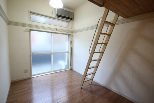 居室・リビング　同物件別室