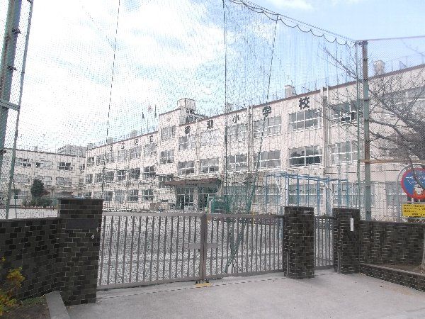 小学校　足立区立綾瀬小学校（小学校）まで778m