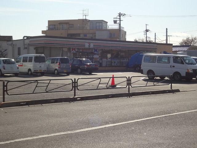 コンビニ　セブンイレブン（コンビニ）まで733m