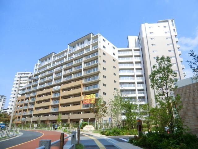 建物外観　閑静な住宅街の大規模リバーサイドマンション