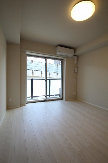 居室・リビング　同物件、別号室のものです。