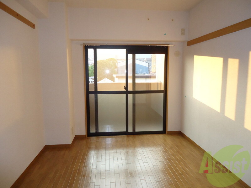 その他部屋・スペース　窓から室内へと降り注ぐやわらかな光と伸びやかなで開放な空間