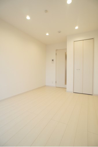 居室・リビング　白を基調とした綺麗なお部屋です。