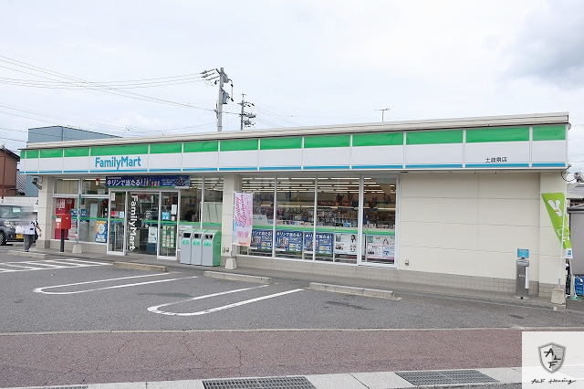 コンビニ　ファミリーマート（コンビニ）まで700m