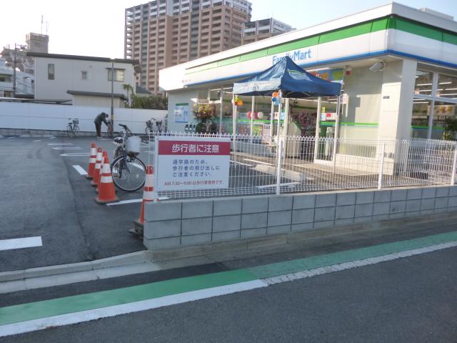 コンビニ　ファミリーマート 赤羽北三丁目店（コンビニ）まで385m