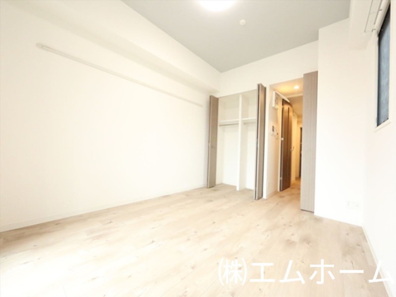 居室・リビング　洋室8.1帖　クローゼット２ヶ所