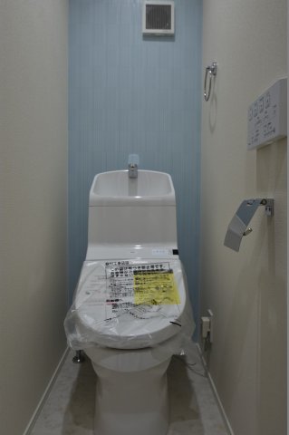 トイレ　温水洗浄便座です。