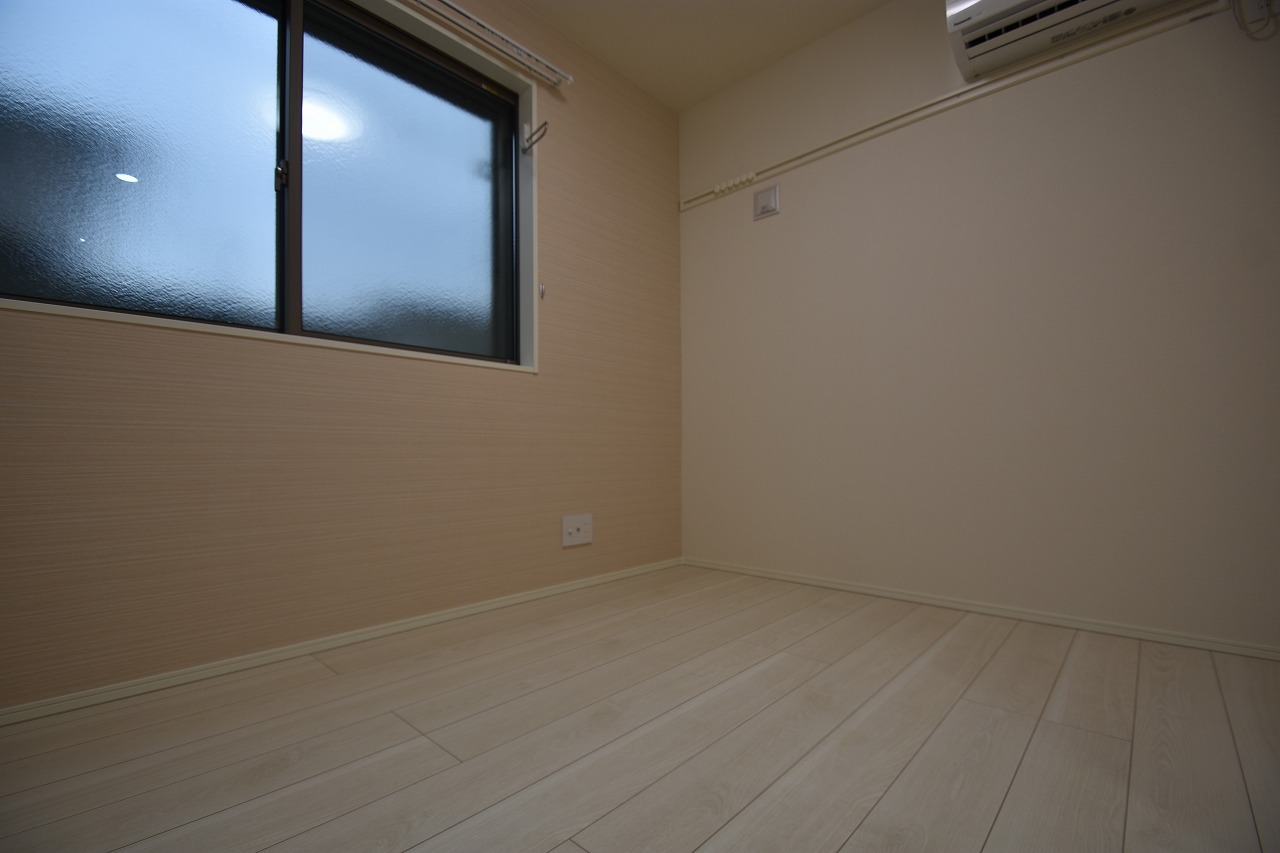 居室・リビング　優しい色合いの床材を使用した居住空間です。