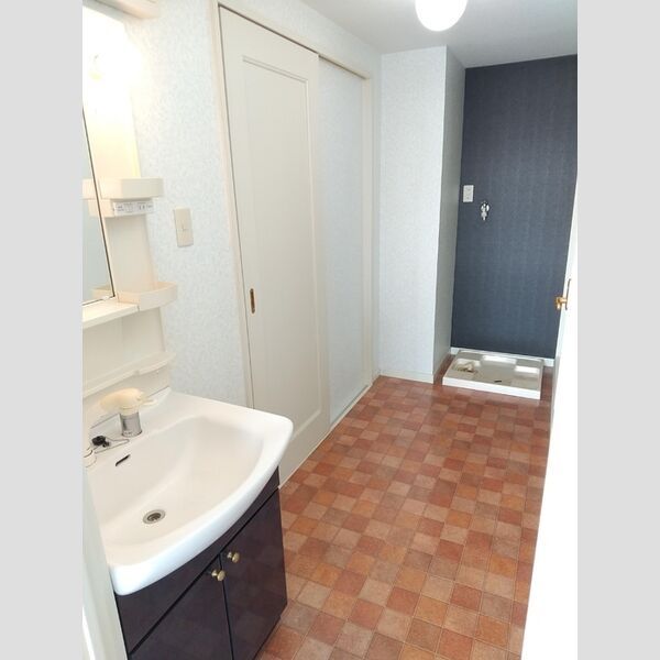 洗面設備　室内写真は別部屋の写真です。