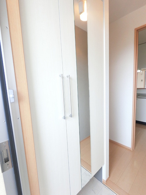 玄関　広めのＢｏｘは収納力ばっちり。トールタイプのミラーついてます