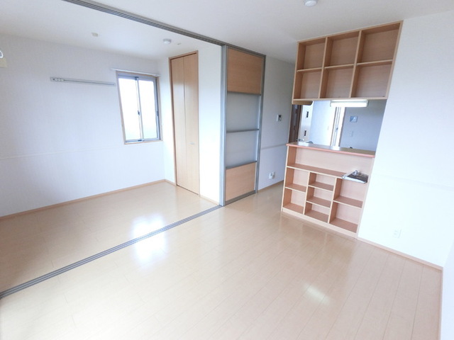 居室・リビング　明るいフローリングフロアです。