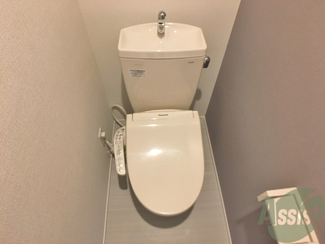 トイレ　ウォシュレット機能がついたトイレです。安心して使用できますね