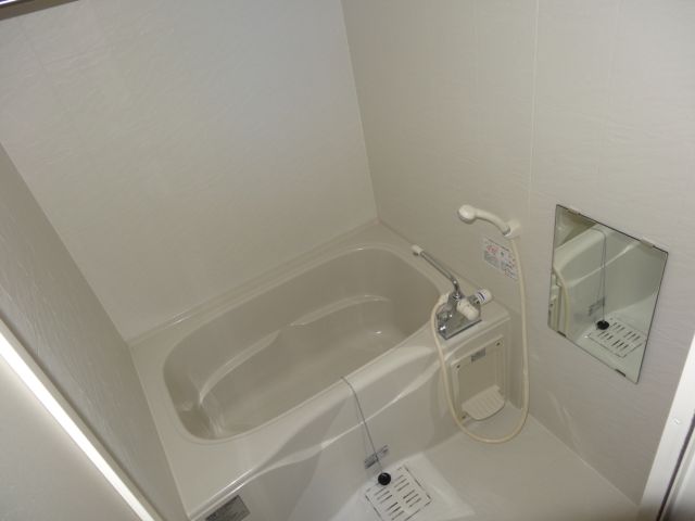 バス・シャワールーム　清潔なバスルームです。