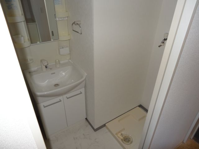 洗面設備　室内洗濯機置場です。