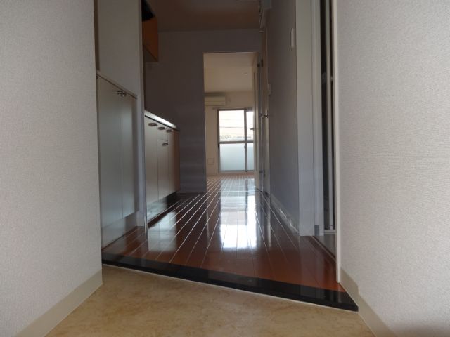 玄関　玄関から見た三田お部屋です。