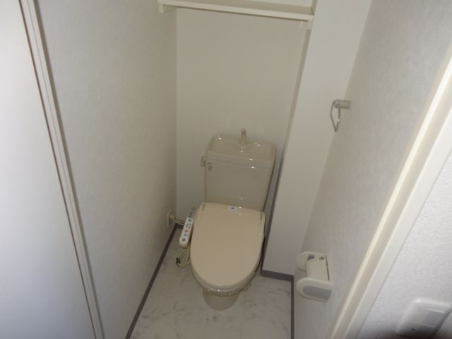 トイレ　シャワー付きトイレです。