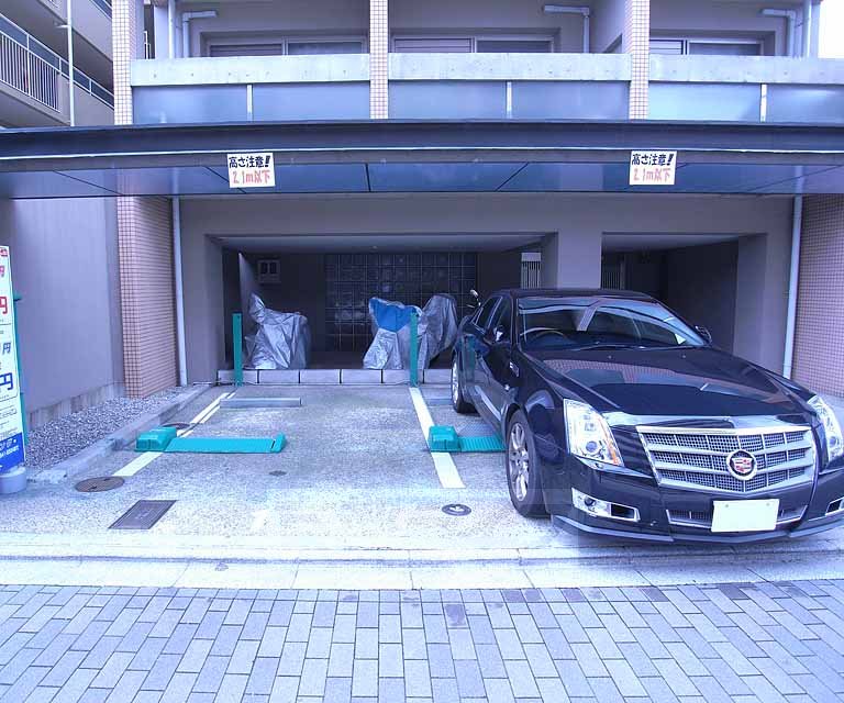 駐車場　コインパーキングが１階に。来客に便利。