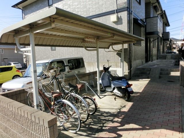 その他　屋根付駐輪場。