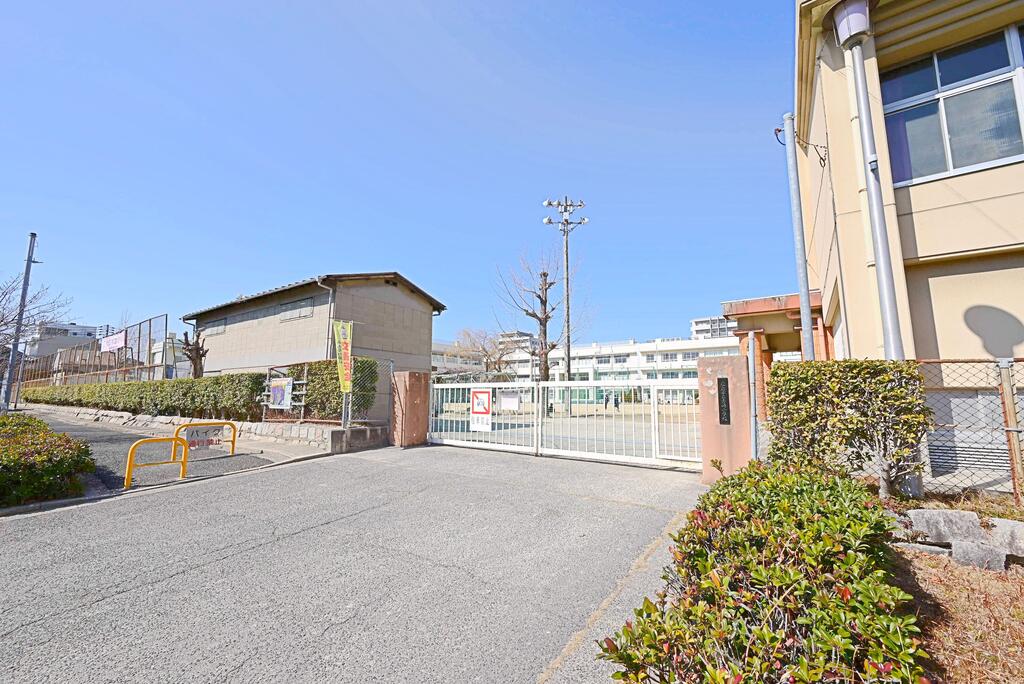 小学校　広島市立青崎小学校（小学校）まで325m