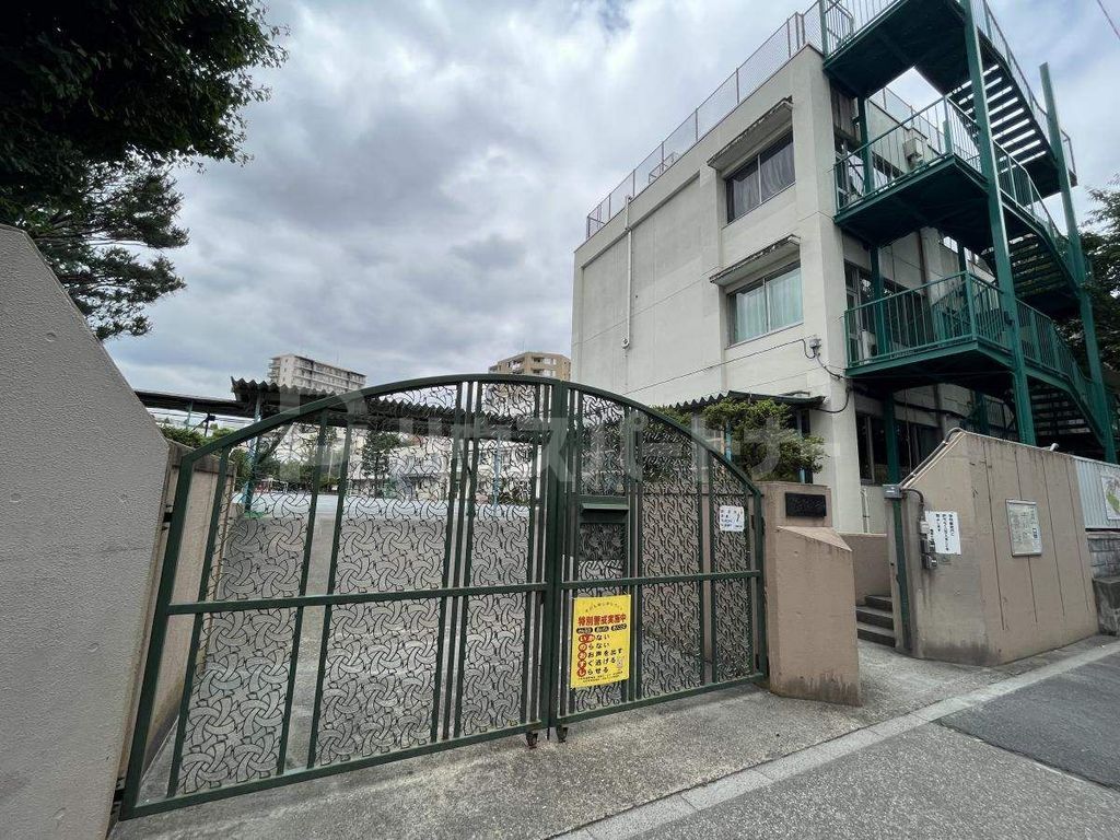 小学校　北区立稲田小学校（小学校）まで300m