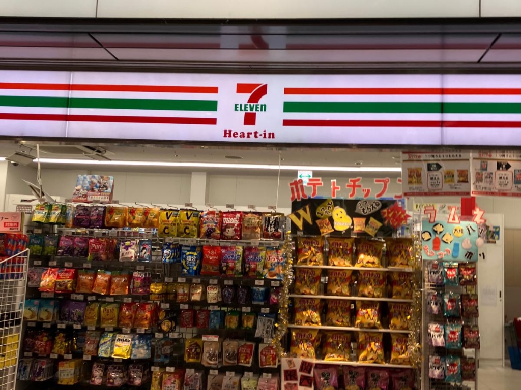 コンビニ　セブン-イレブン ハートインＪＲ新大阪駅東改札口店（コンビニ）まで453m
