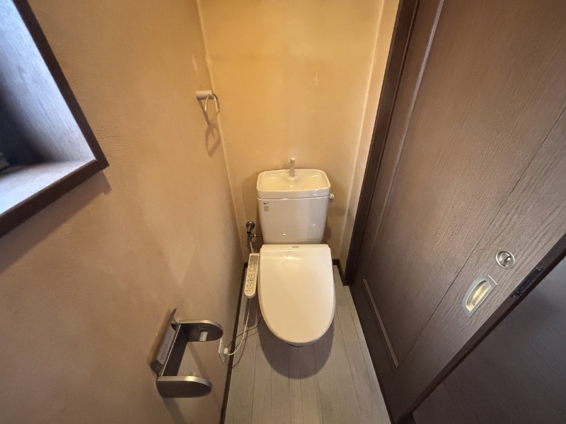 トイレ　小窓有！