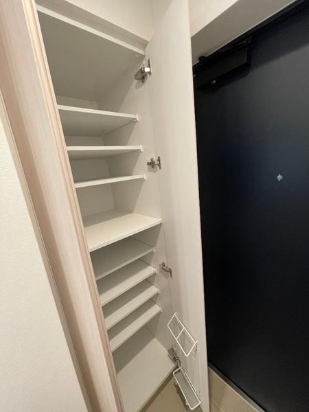 玄関　※写真は同間取り別階のお部屋です