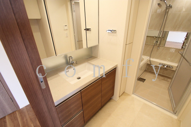 洗面設備　三面鏡になる独立洗面台