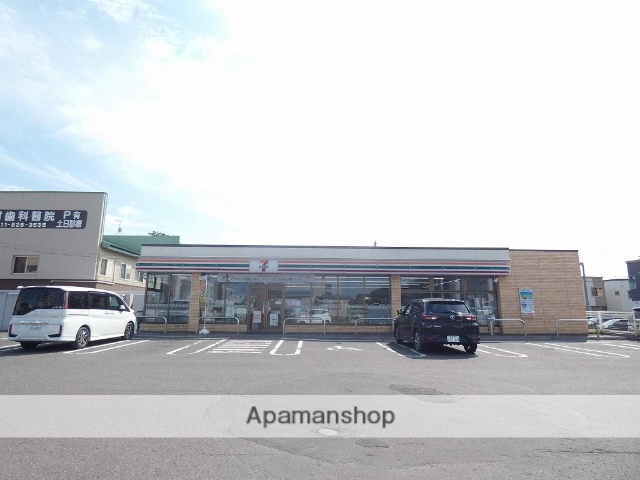 コンビニ　セブンイレブン（コンビニ）まで695m