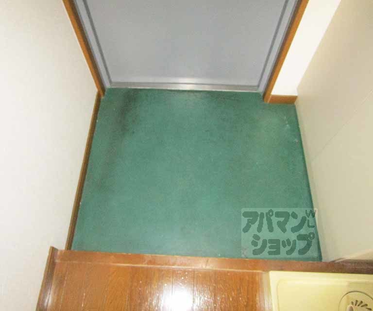 玄関　３０２号室の写真です。