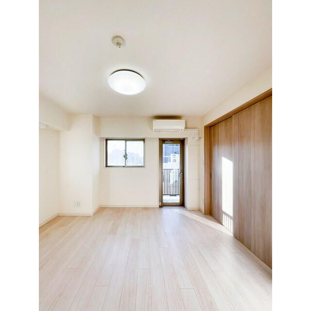 居室・リビング　こちらの居間で趣味の時間をお楽しみください