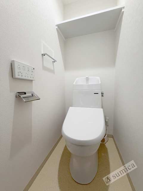 トイレ　人気アイテムの温水洗浄便座。清潔感のあるトイレです。