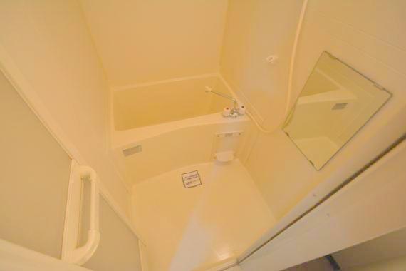 バス・シャワールーム　バスルームはトイレと別々で、広々としていますよ。