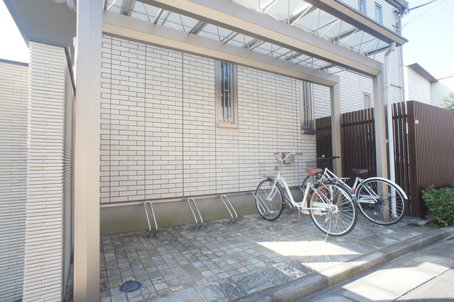 その他共有部分　雨の日でも安心して止められる屋根付駐輪場☆