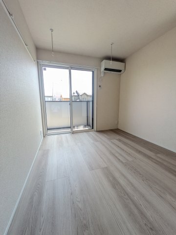 その他部屋・スペース　南側6.1帖の洋室です。