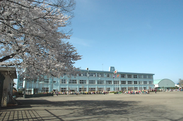 小学校　上三川町立上三川小学校（小学校）まで885m