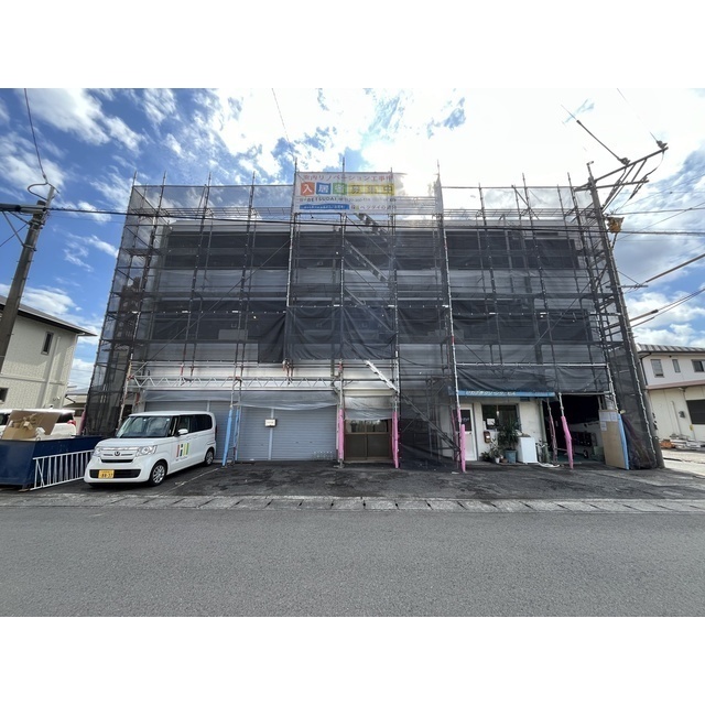 建物外観　外壁工事中