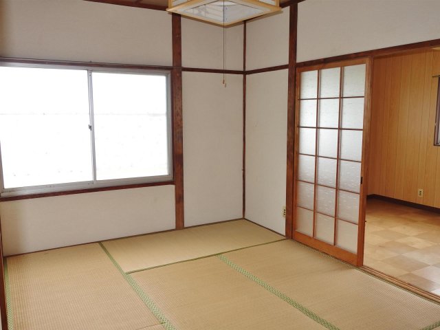 居室・リビング　ゆっくりくつろげる和室６帖♪洋室への導線も良好♪